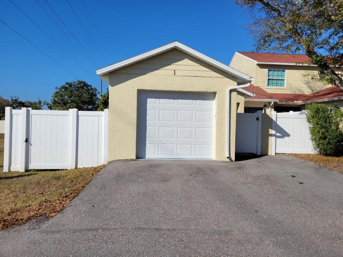 Beautiful Townhouse Easy Access To Everything. *