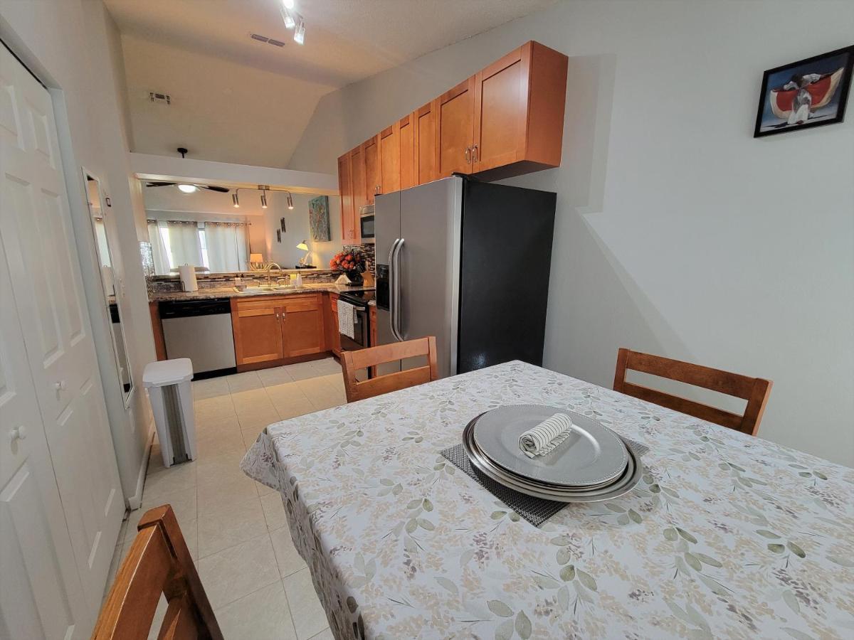 Holiday home Beautiful Townhouse Easy Access To Everything.