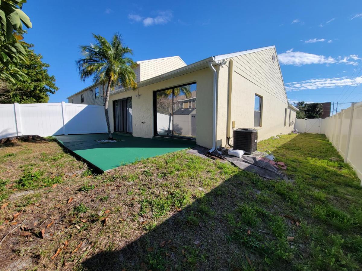 Beautiful Townhouse Easy Access To Everything. Holiday home *