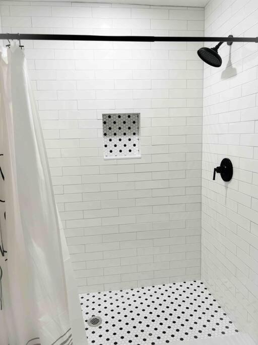 Apartment Sparkling Guest 2 Bedroom-15 Minutes To