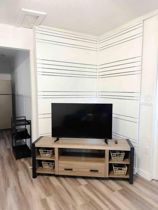 Apartment Sparkling Guest 2 Bedroom-15 Minutes To *