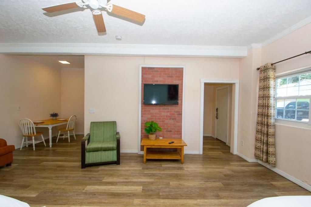 Beach Side Studio With Pool And Parking * Clearwater