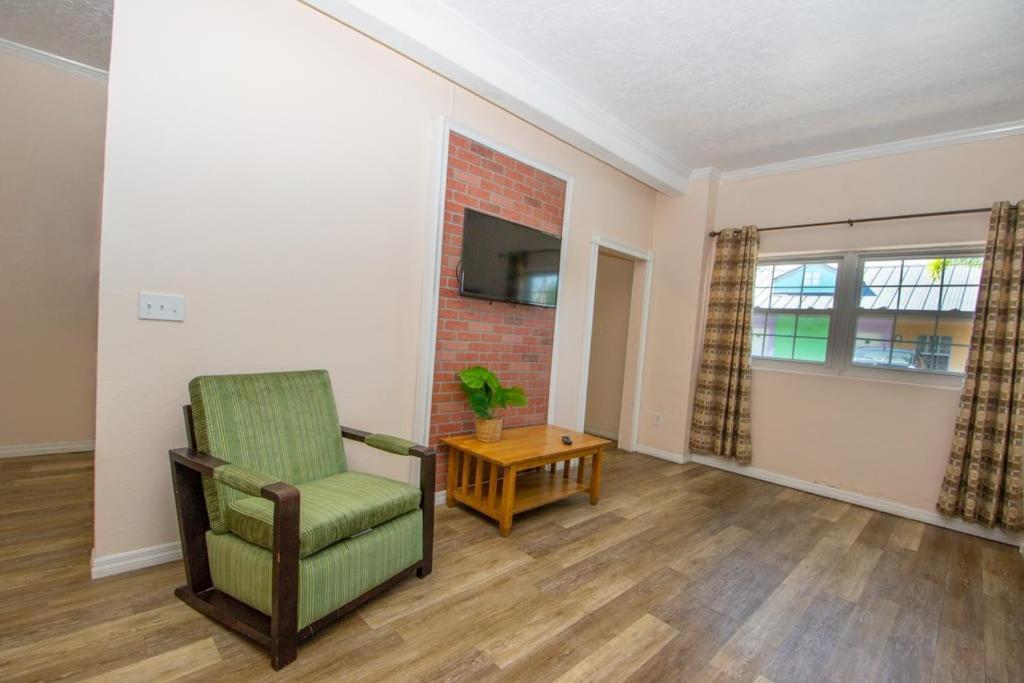 Beach Side Studio With Pool And Parking *