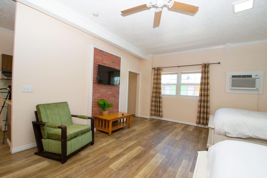 Beach Side Studio With Pool And Parking Apartment