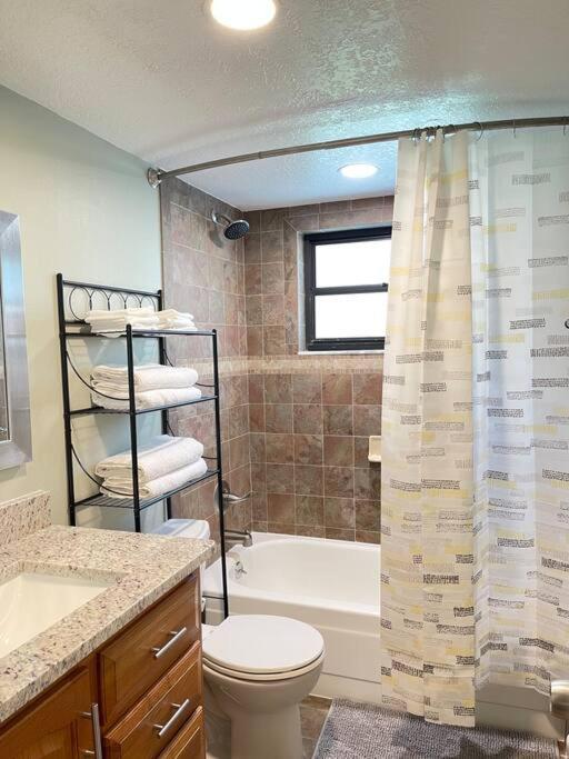 Delightful 3 Bdrm Home, Mins To Holiday home Clearwater