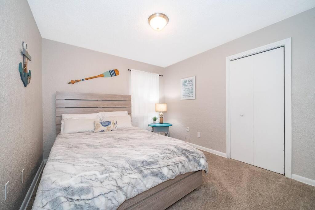 Forever Summer - Entire House! With King Bed! Holiday home *