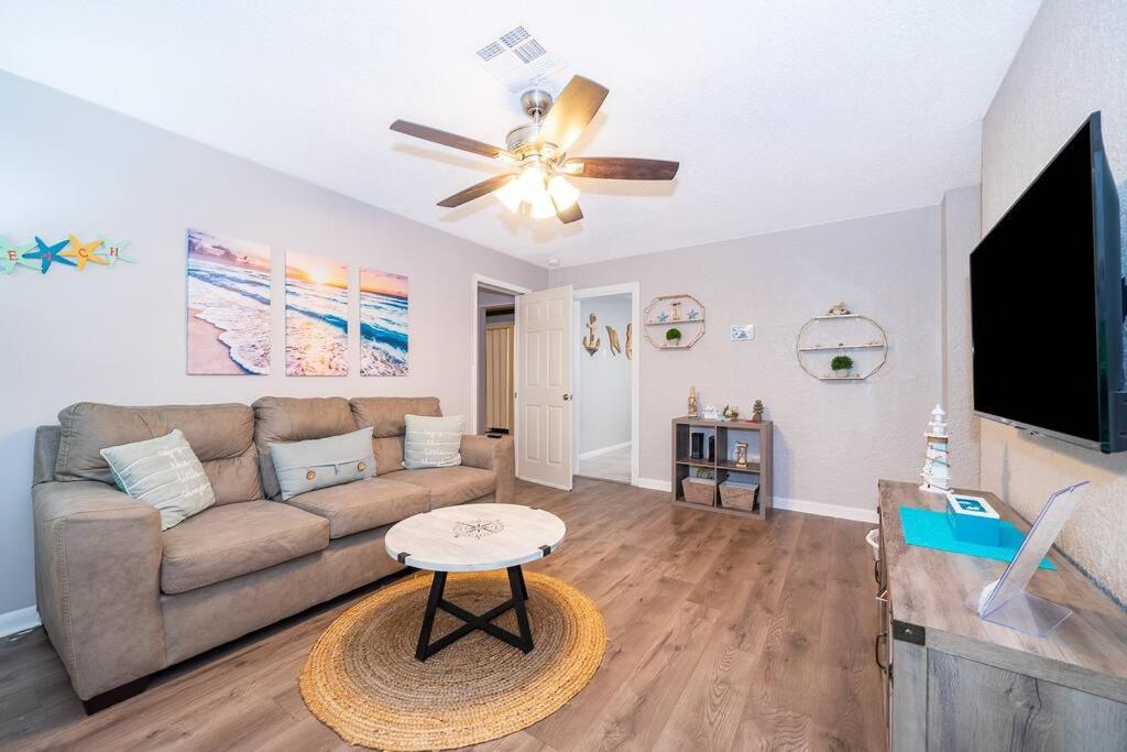 Forever Summer - Entire House! With King Bed!