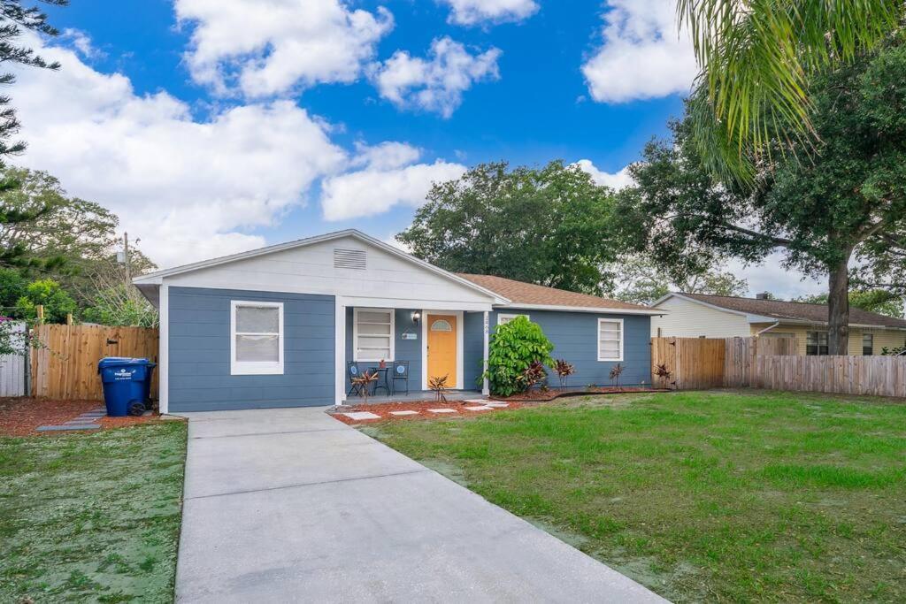 Holiday home Forever Summer - Entire House! With King Bed! Clearwater