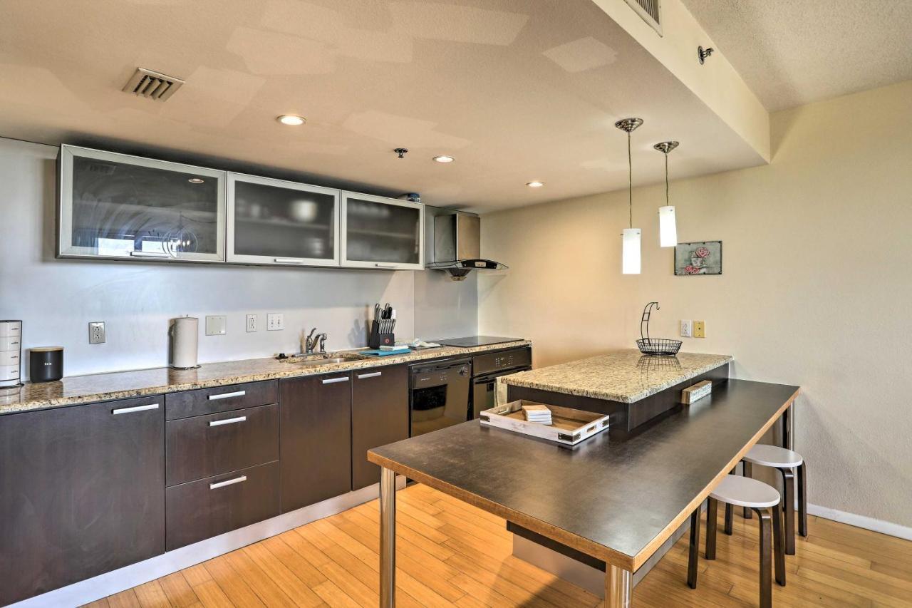 Convenient Less Than 4 Mi To Beach!
