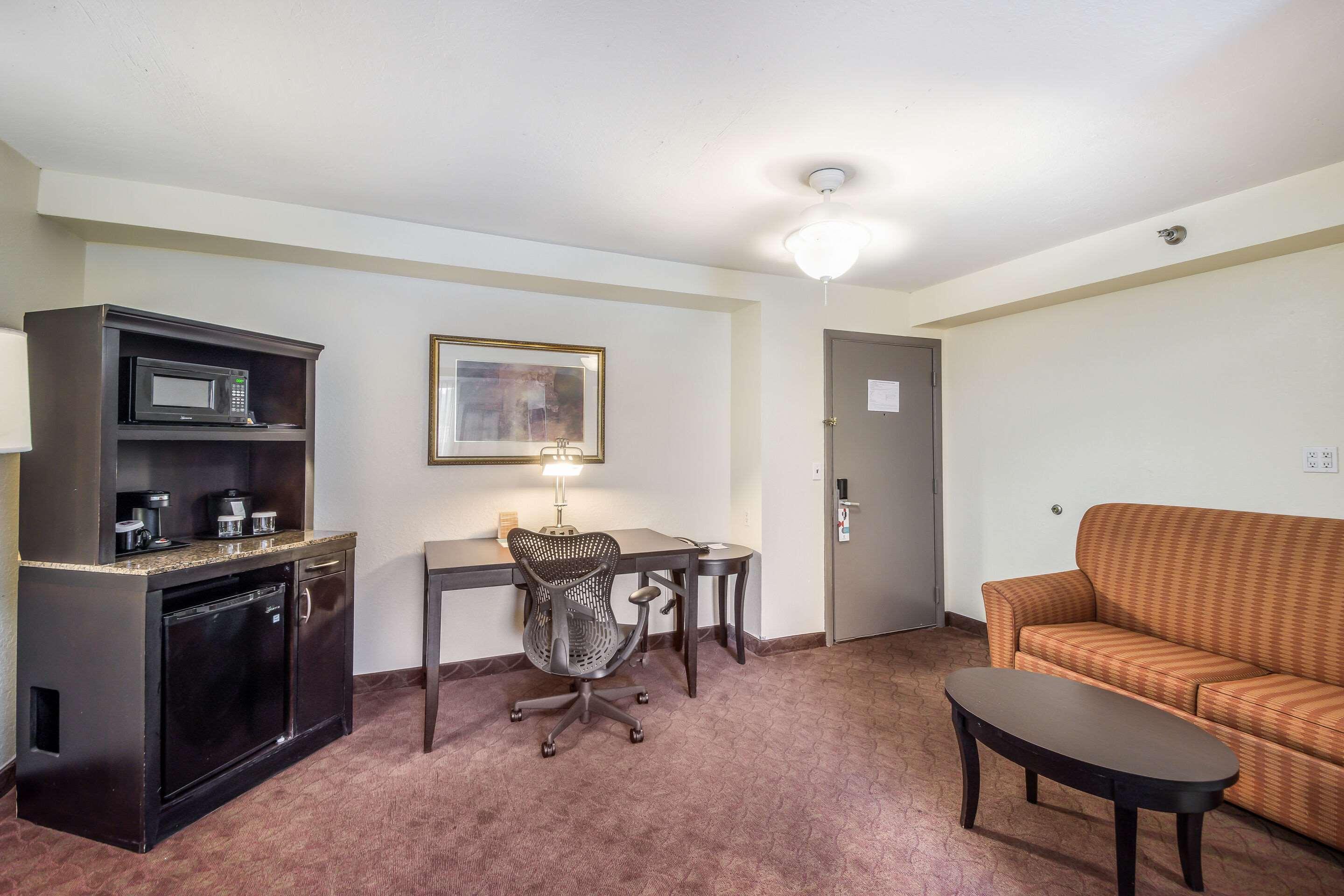 Clarion & Hotel