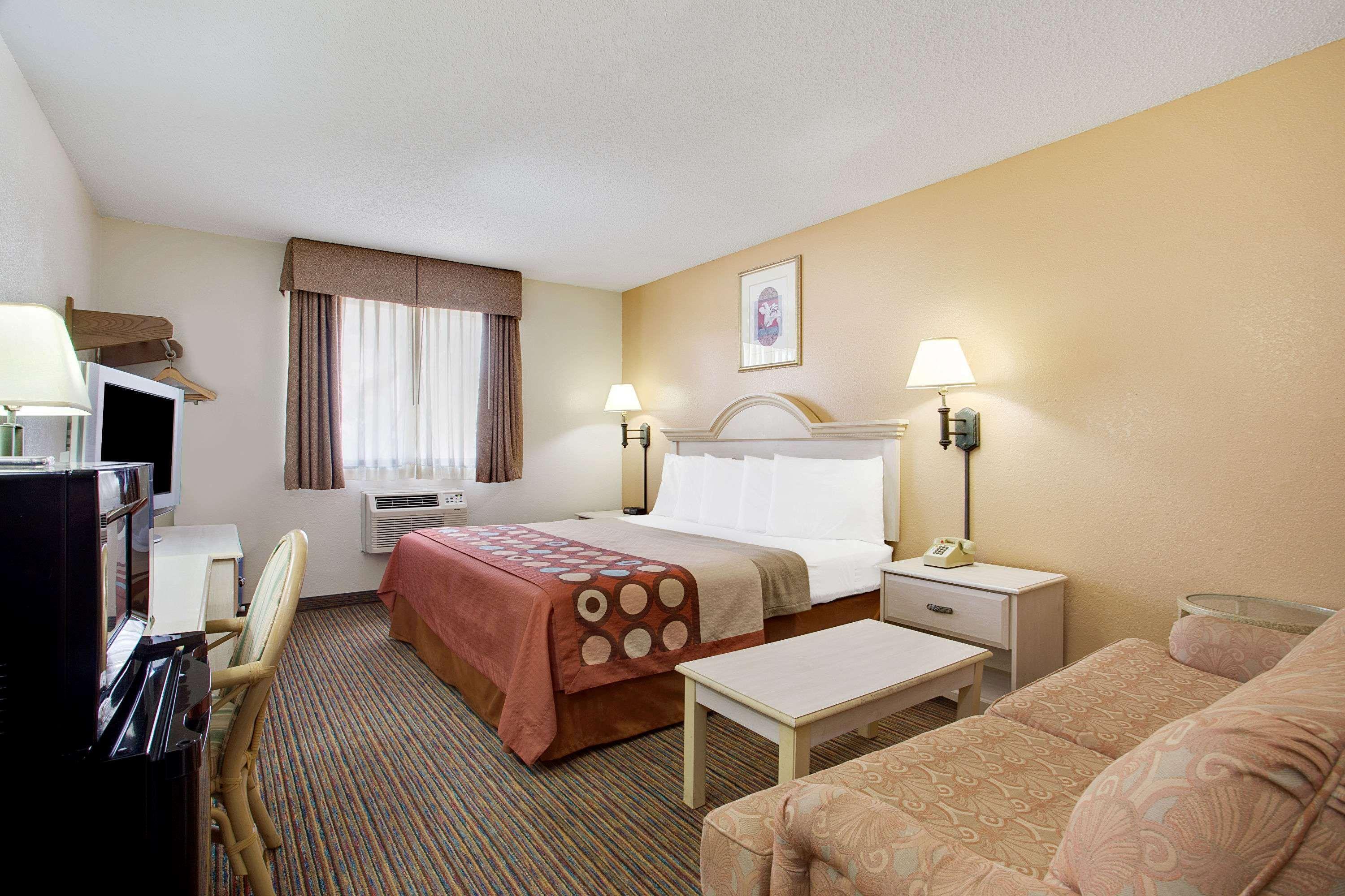 Super 8 By Wyndham Clearwater/st. Petersburg Airport Hotel