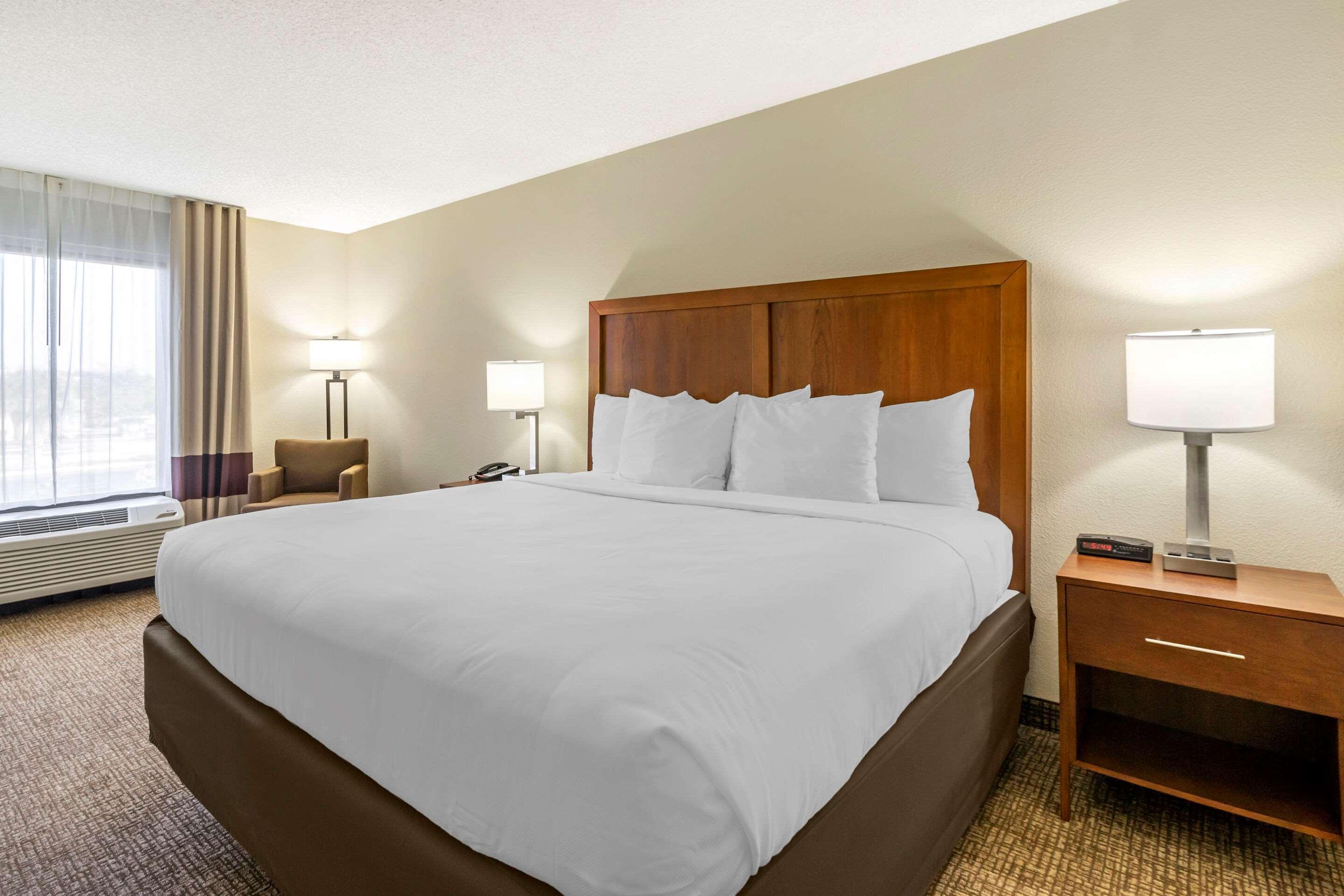 Hotel Comfort & St Pete - International Airport 2*