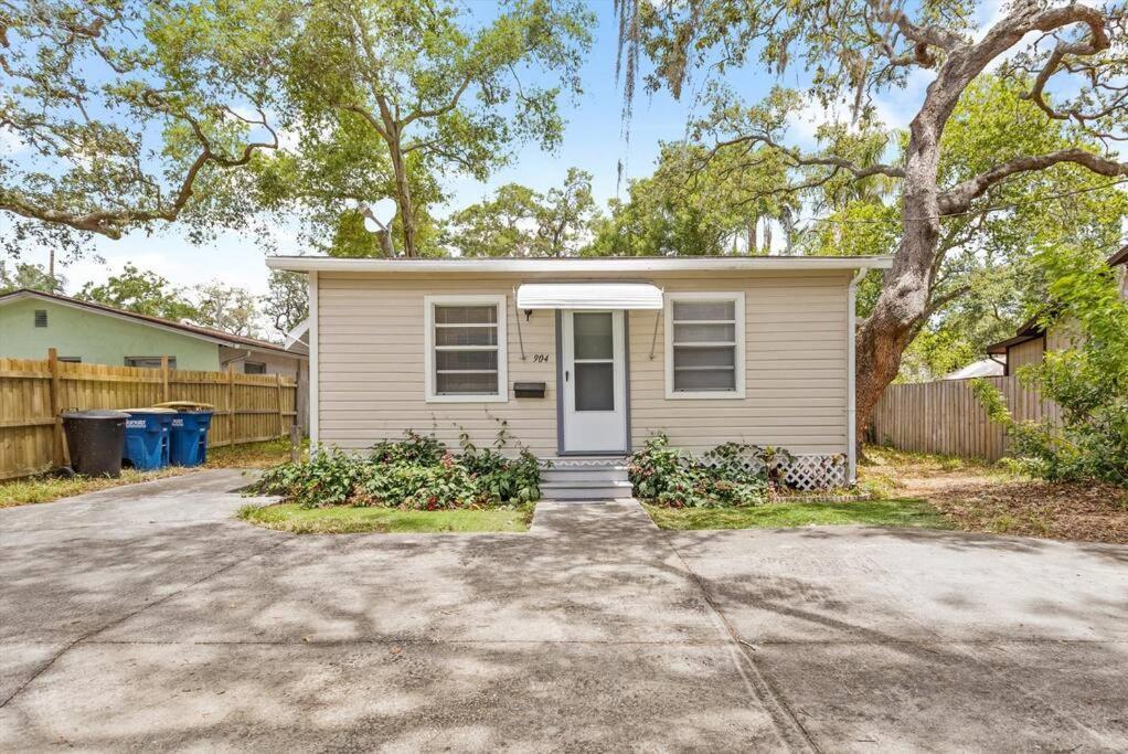 Cozy 3br In Downtown Location *
