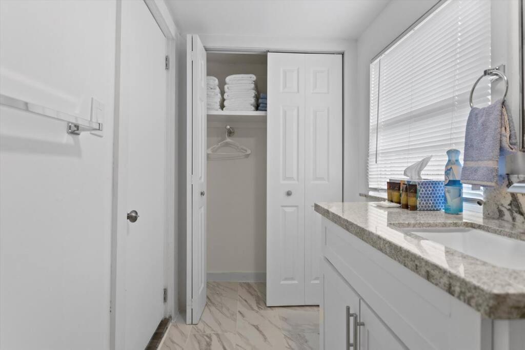 Cozy 3br In Downtown Location Apartment *