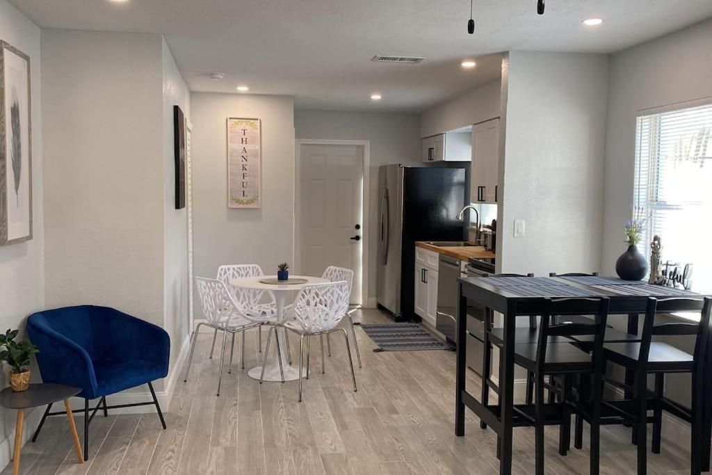 Charming 2-beds With Private Backyard Holiday home