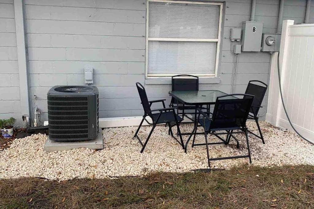Charming 2-beds With Private Backyard Clearwater