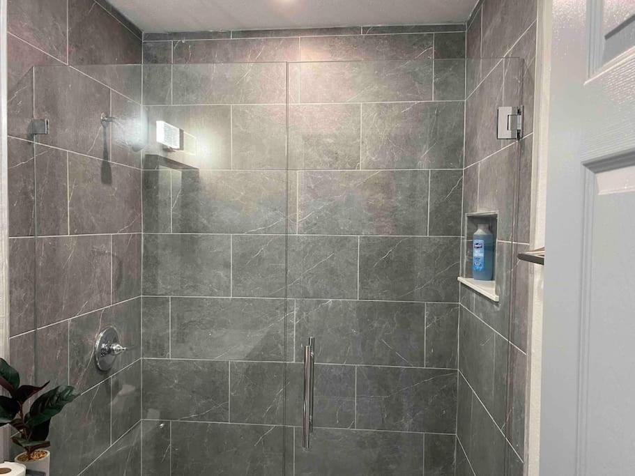 Charming 2-beds With Private Backyard *