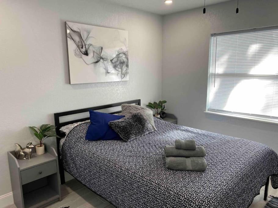 Charming 2-beds With Private Backyard Holiday home *