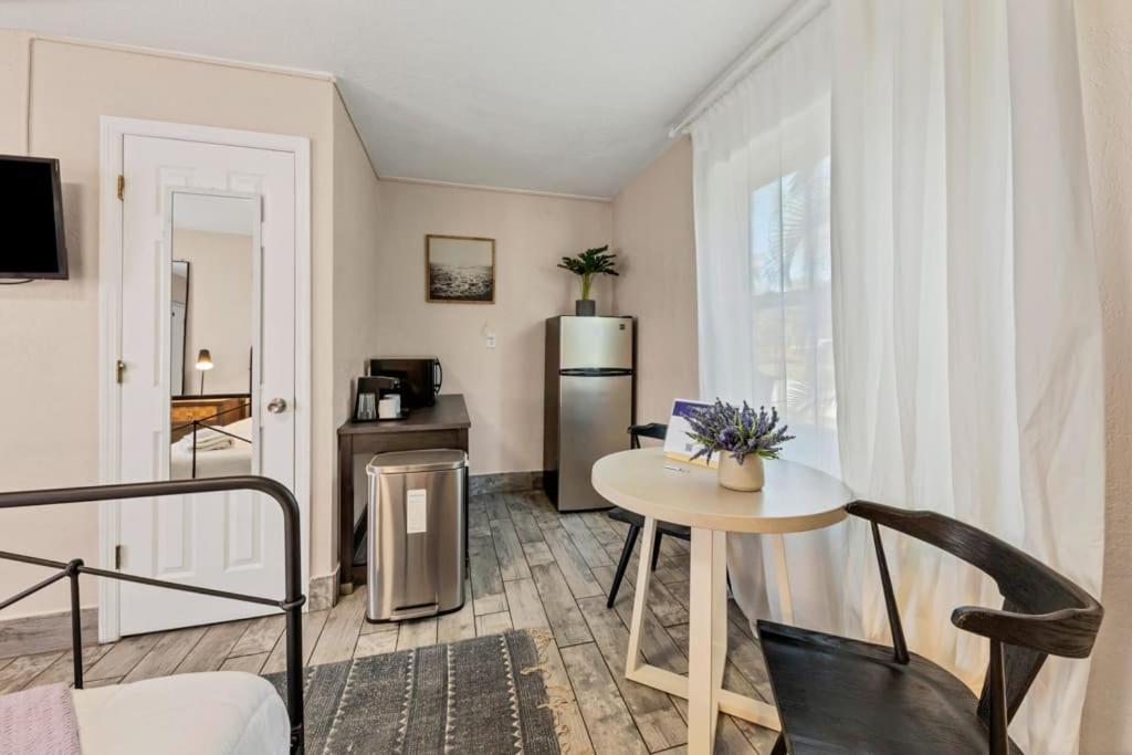 By Beach Studio With Pool And Parking Apartment Clearwater