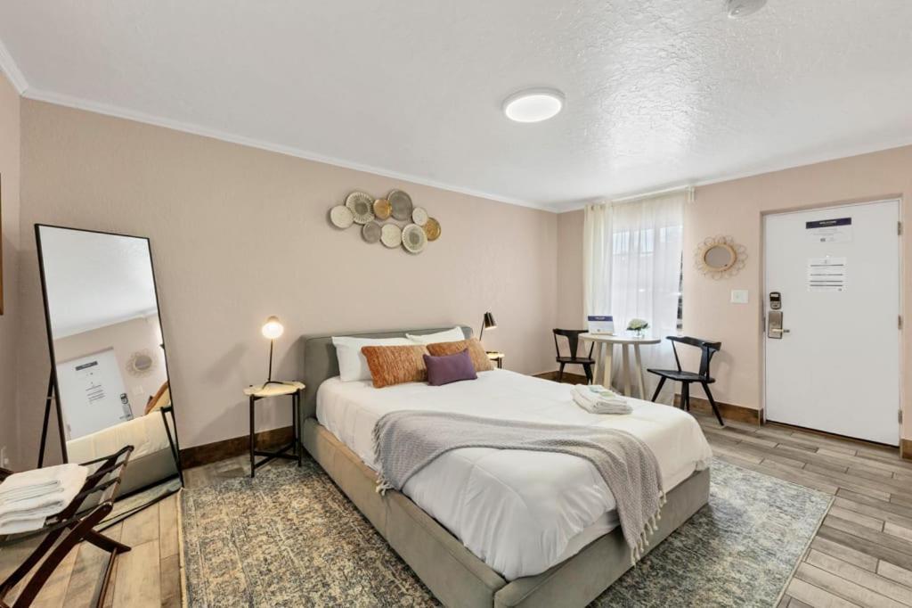 By Beach With Pool And Parking Clearwater