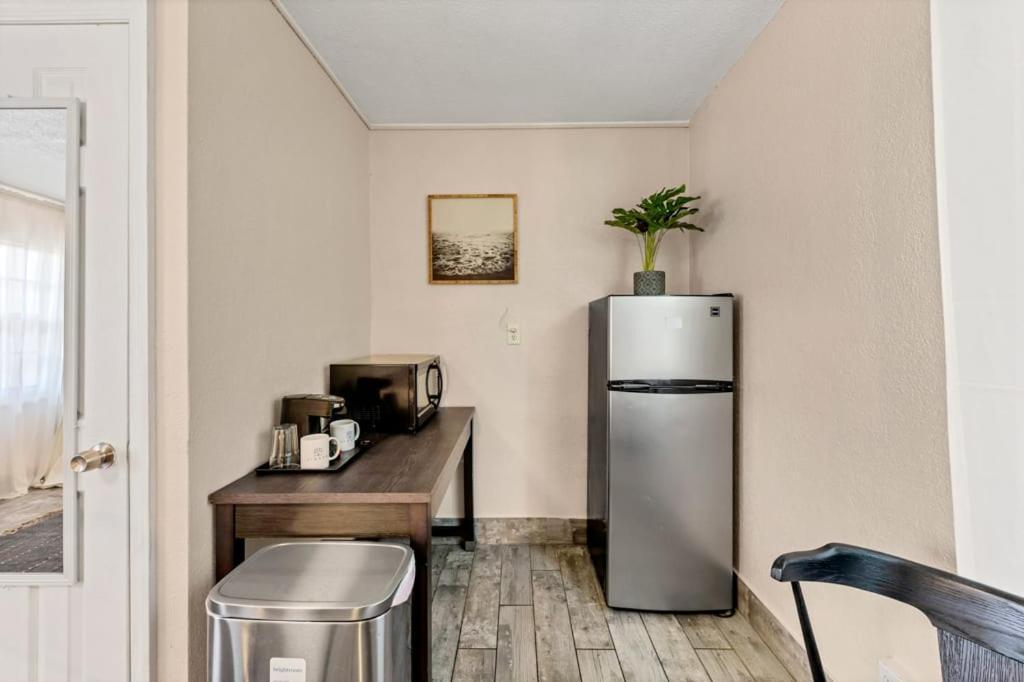 By Beach Studio With Pool And Parking Apartment
