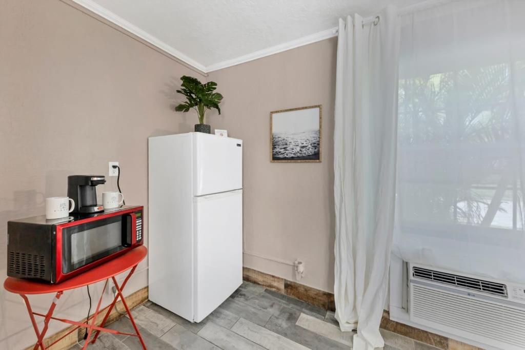 By Beach With Pool And Parking Clearwater