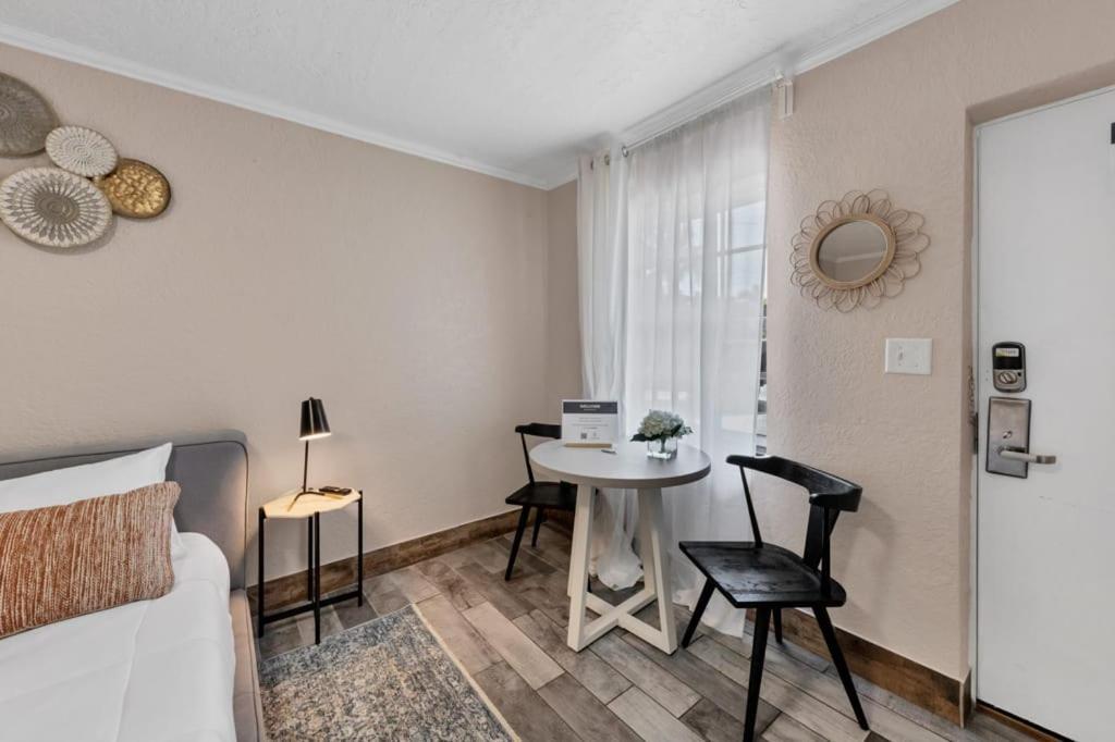 Apartment By Beach With Pool And Parking *
