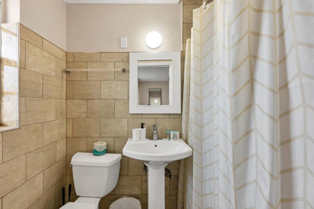 By Beach Studio With Pool And Parking Clearwater