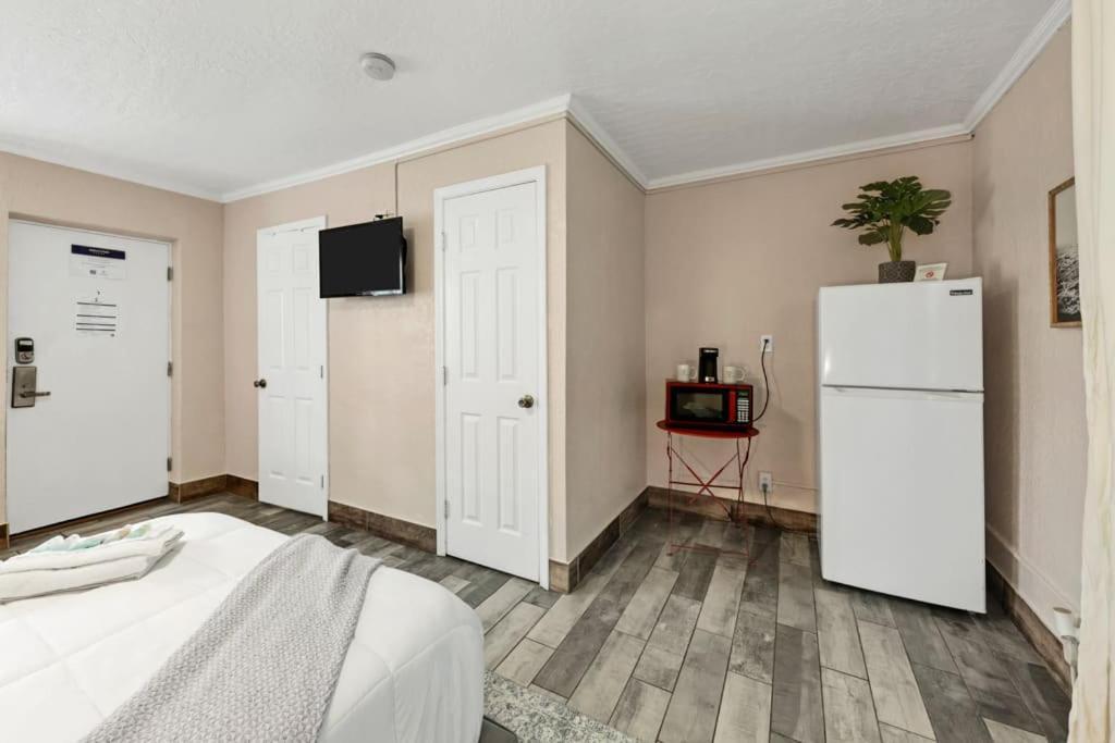 Apartment By Beach With Pool And Parking Clearwater