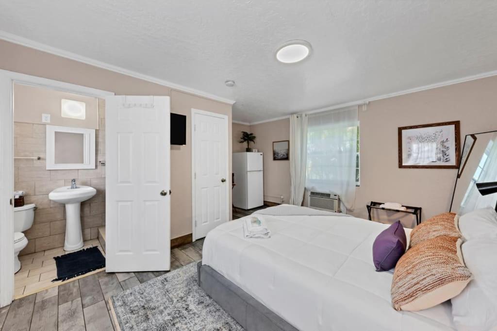 By Beach With Pool And Parking Clearwater