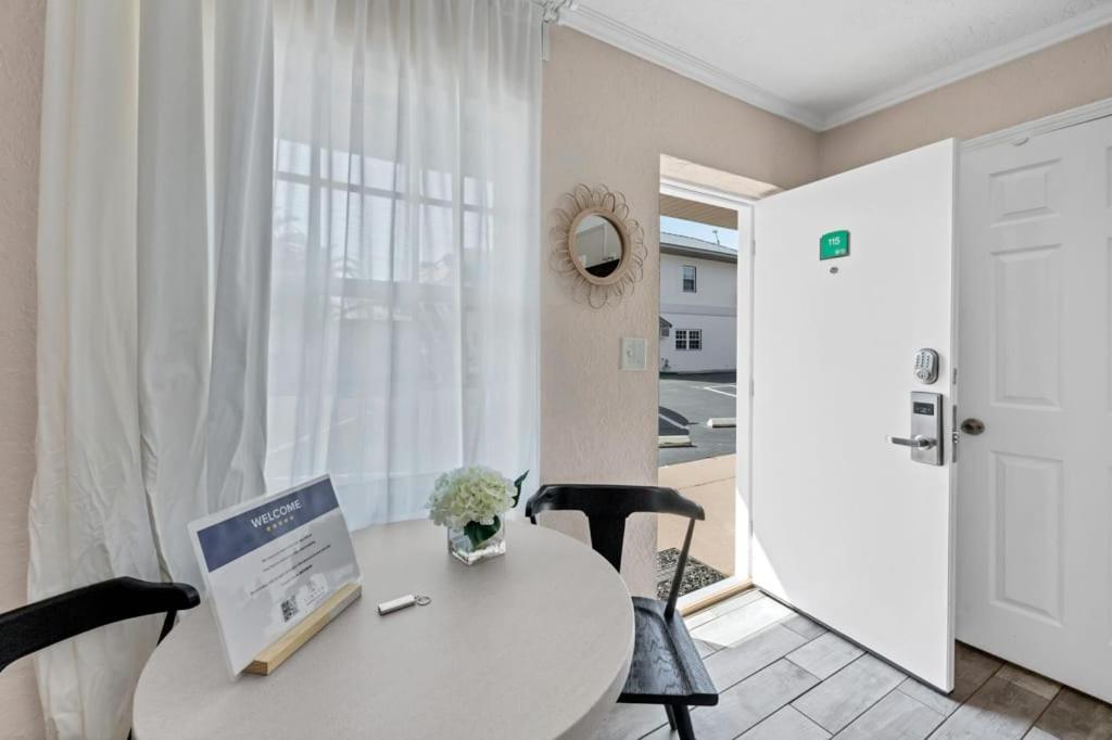 By Beach With Pool And Parking * Clearwater