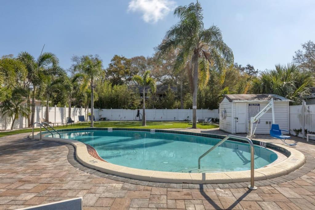 Beach Side Studio With Pool And Parking Apartment
