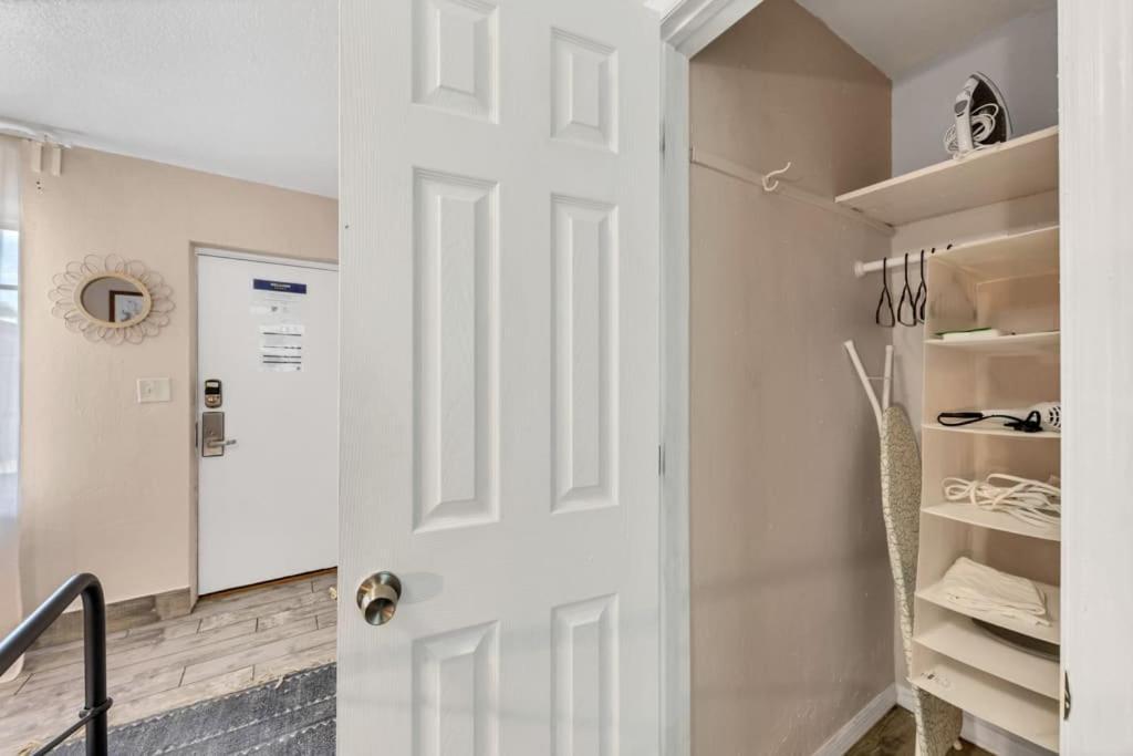By Beach Studio With Pool And Parking Clearwater