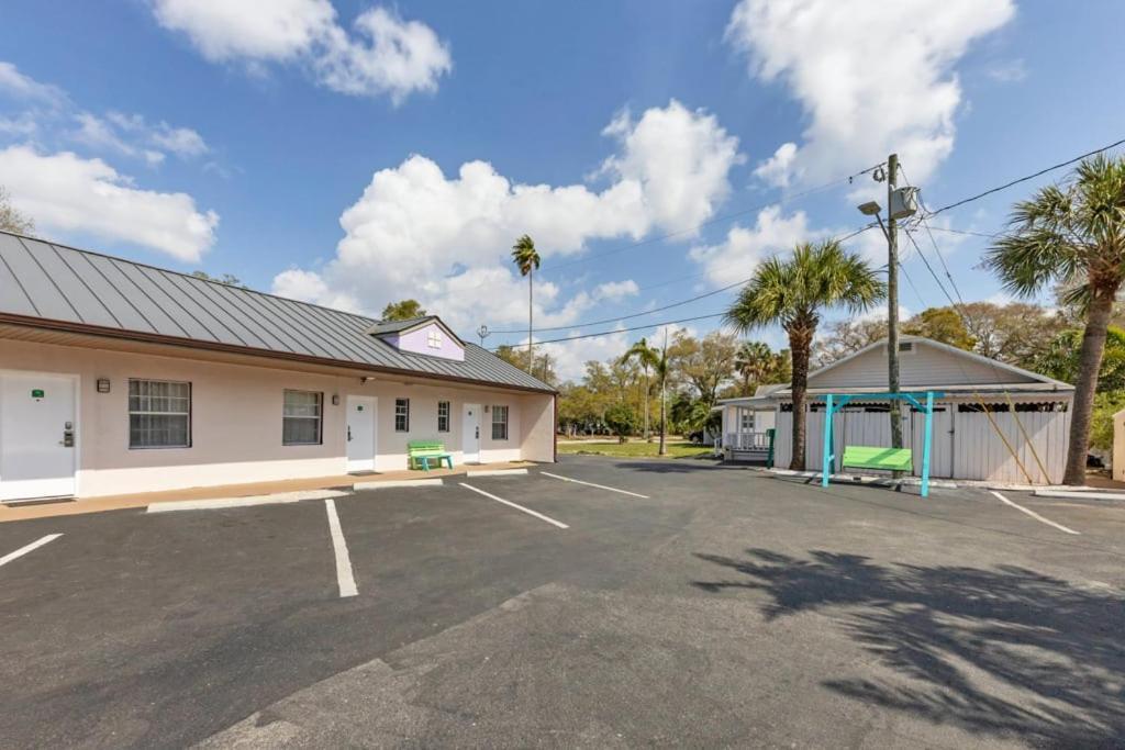 Beach Side Studio With Pool And Parking