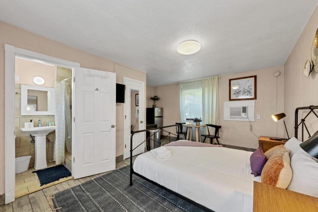 By Beach Studio With Pool And Parking Apartment Clearwater