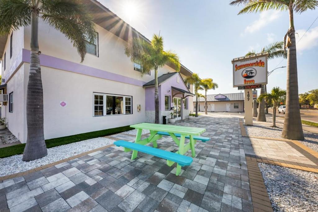 By Beach With Pool And Parking Clearwater
