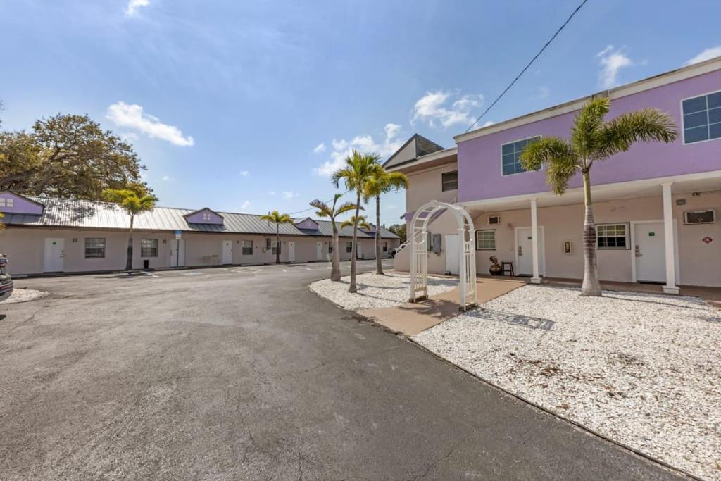 By Beach With Pool And Parking Apartment *