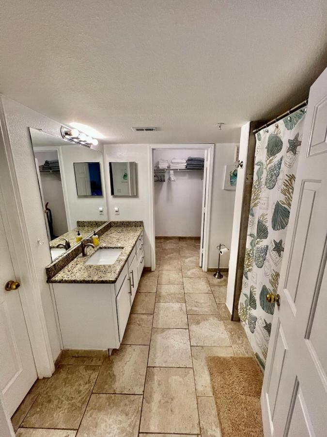 Dream Vacation Lovely Minutes From King Bed Heated Pool Gym Clearwater