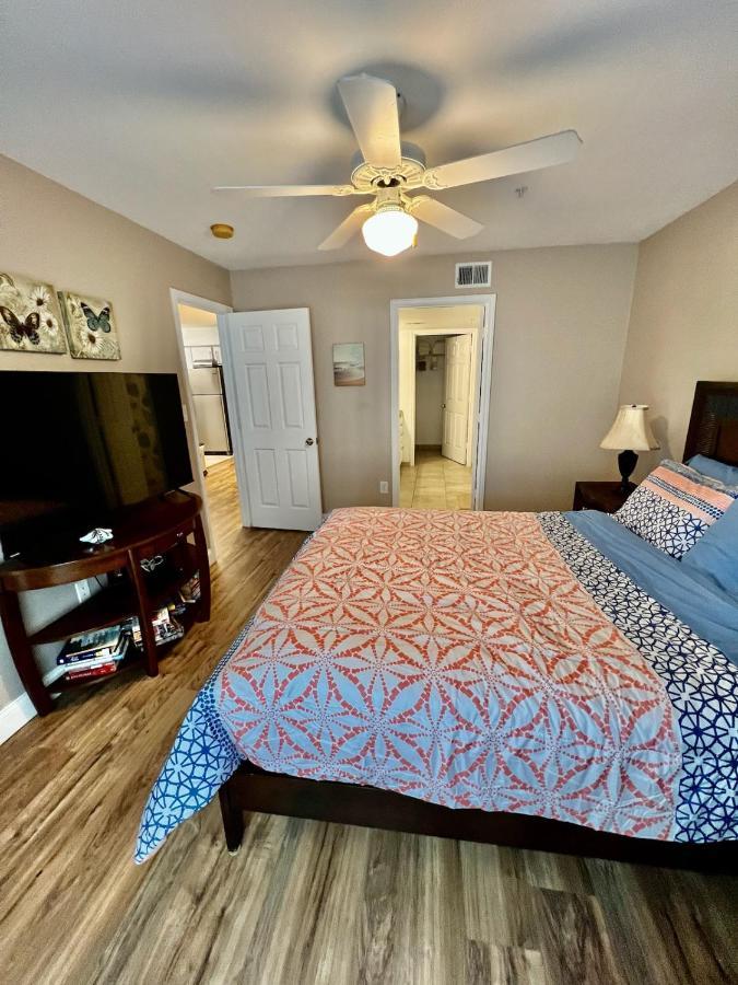 Dream Vacation Lovely Minutes From King Bed Heated Pool Gym Clearwater