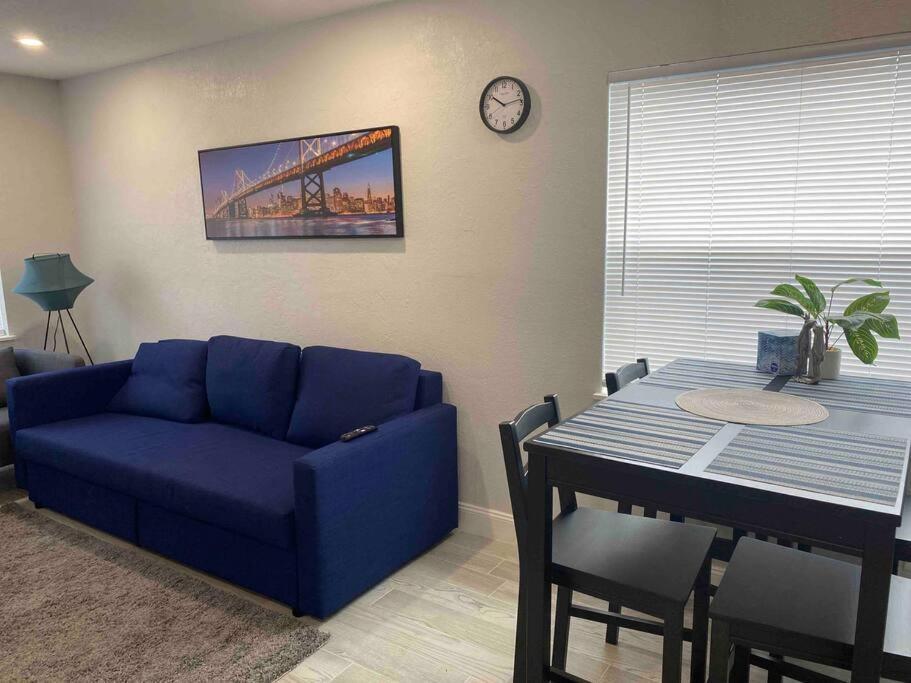 Lovely 2-bedrooms Apartment *