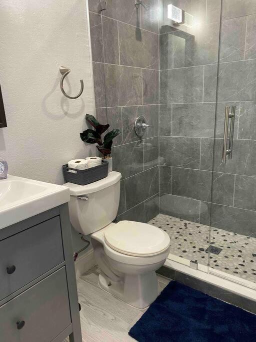 Charming 2-bedrooms With Private Backyard