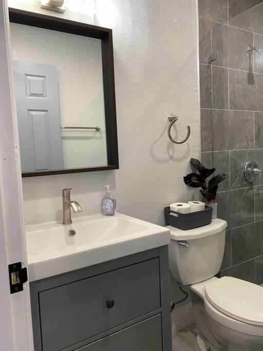 Charming 2-bedrooms With Private Backyard