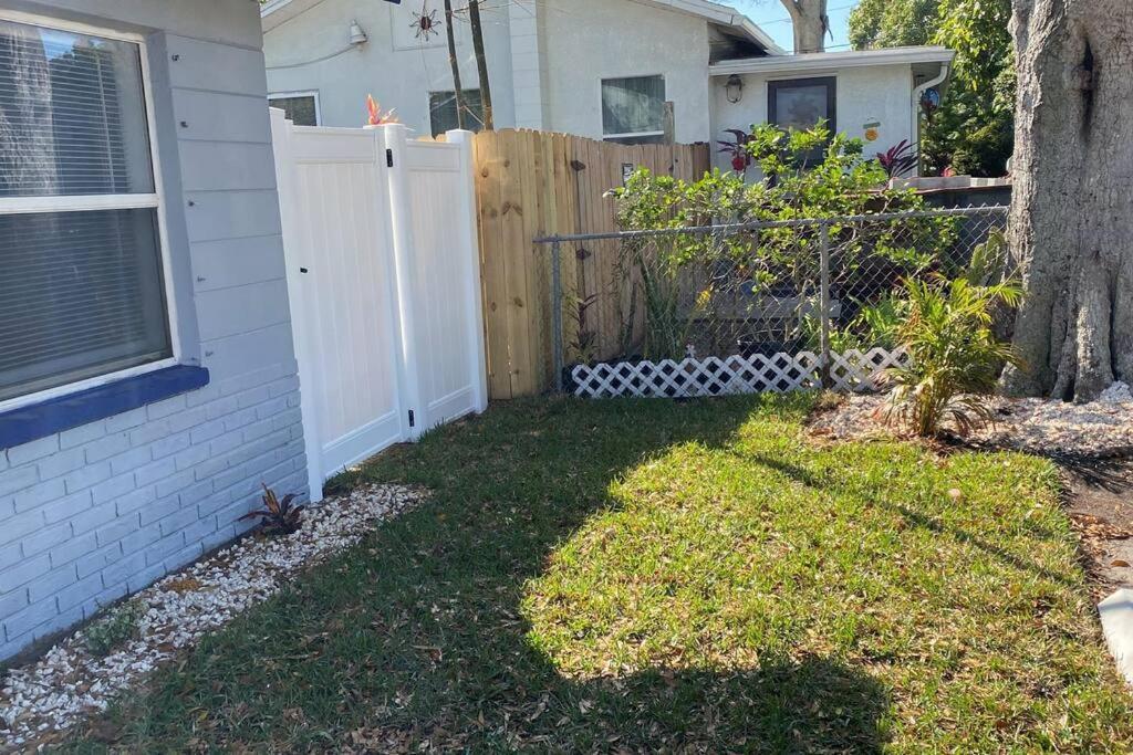 Charming 2-bedrooms With Private Backyard