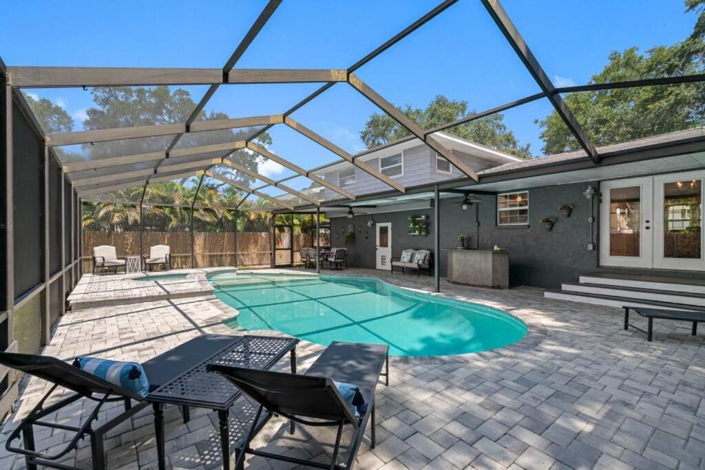 2 Story Pool Mins From The Clearwater