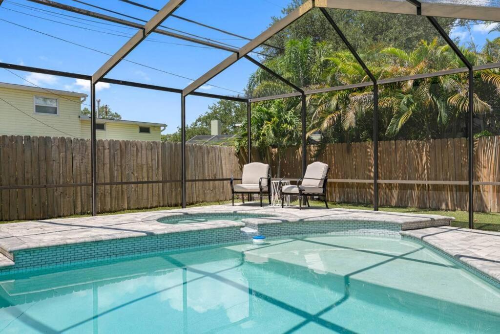 Holiday home 2 Story Pool Mins From The *