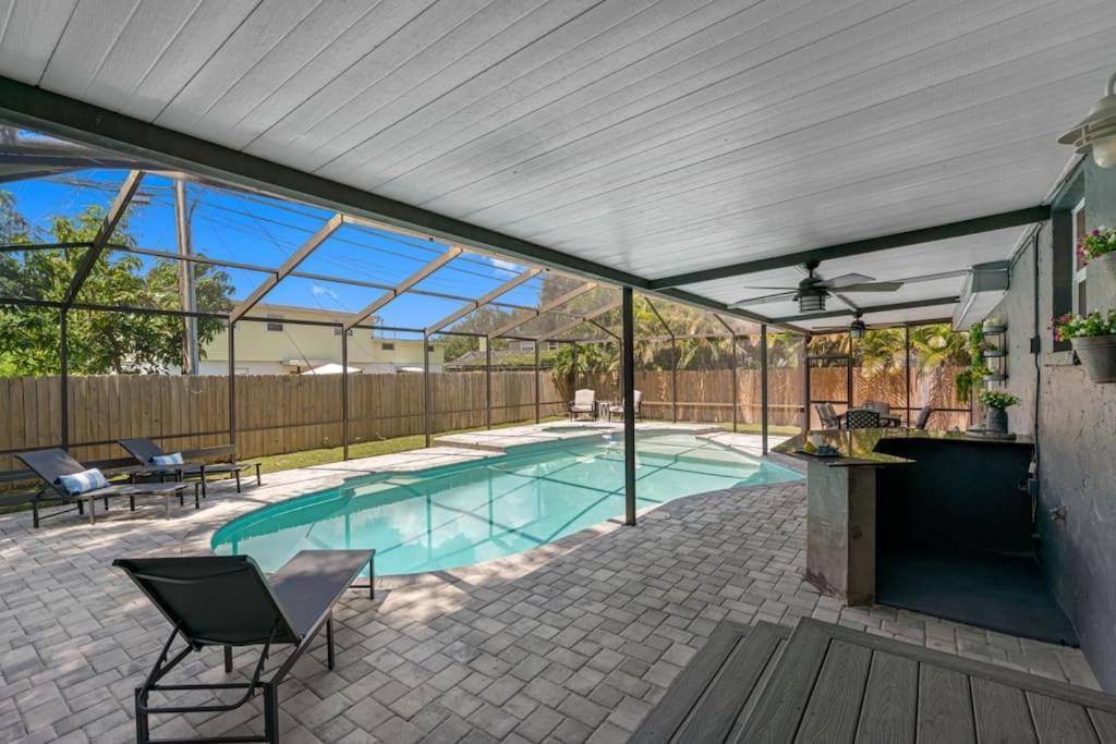 Holiday home 2 Story Pool Mins From The *