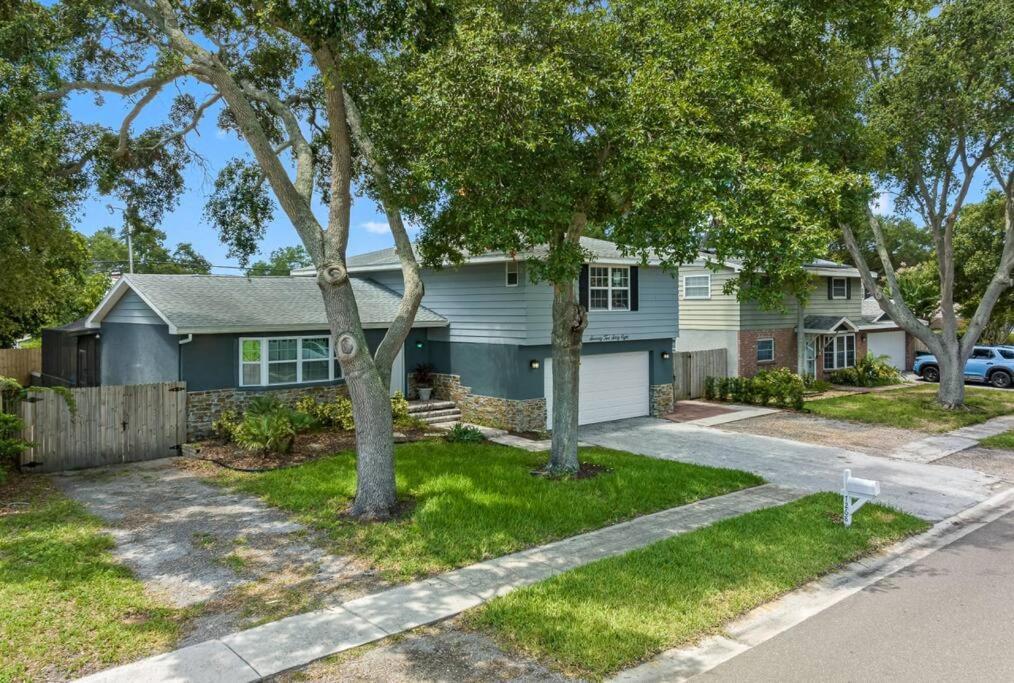 Holiday home 2 Story Pool Mins From The *