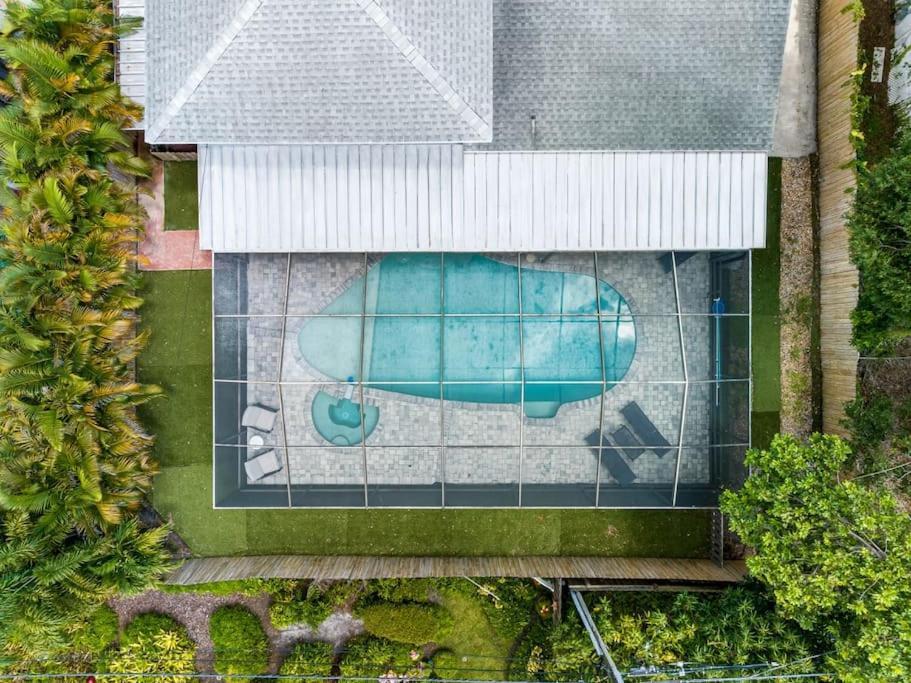 2 Story Pool Mins From The Holiday home *