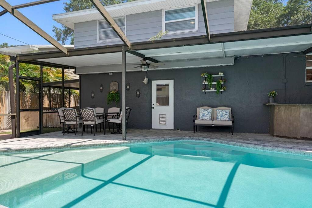 2 Story Pool Mins From The *