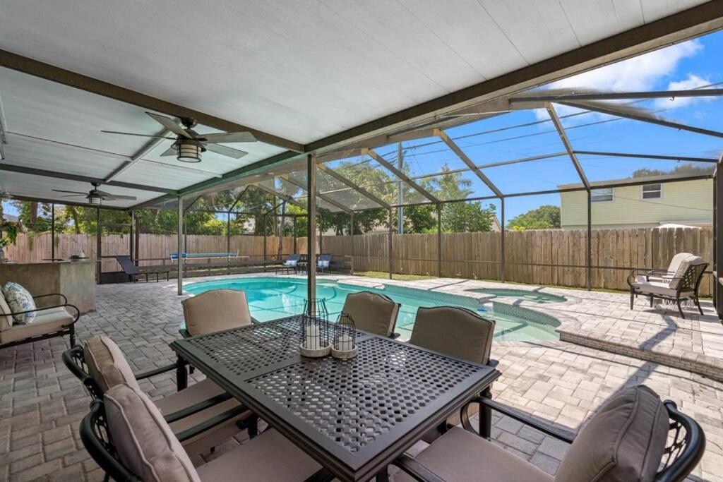 Holiday home 2 Story Pool Mins From The